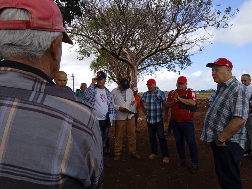 Intercambia Jorge Luis Tapia Fonseca con productores agrícolas de Quemado de Güines 