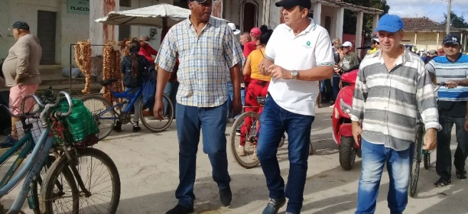 Noel Chinea Pérez,  vicegobernador de la provincia de Villa Clara, recorrió este 9 de febrero  la feria agropecuaria dominical del municipio de Placetas, donde intercambió con  pobladores  y algunos concurrentes, y visitó las circunscripciones vulnerables 61 y 108, ubicadas en el Consejo Popular  Pujols Los Chinos de la cabecera municipal.