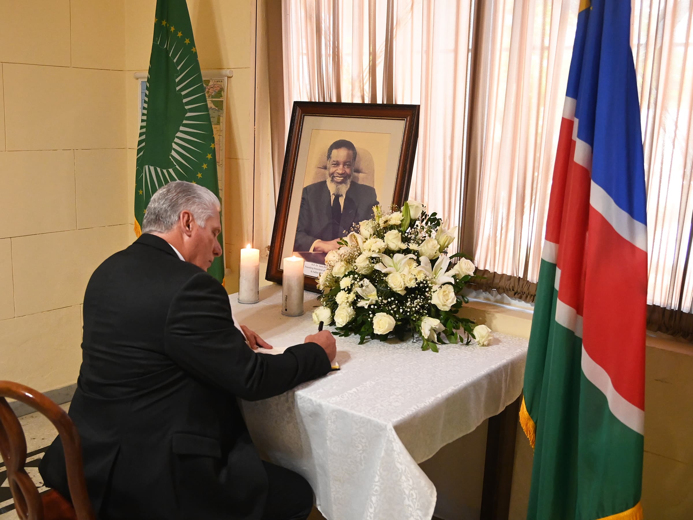 Presidente cubano firma libro de condolencias por el fallecimiento de Sam Nujoma