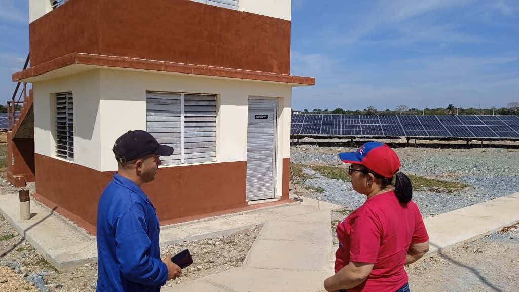 Chequea gobernadora villaclareña funcionamiento del parque solar fotovoltaico La Criolla