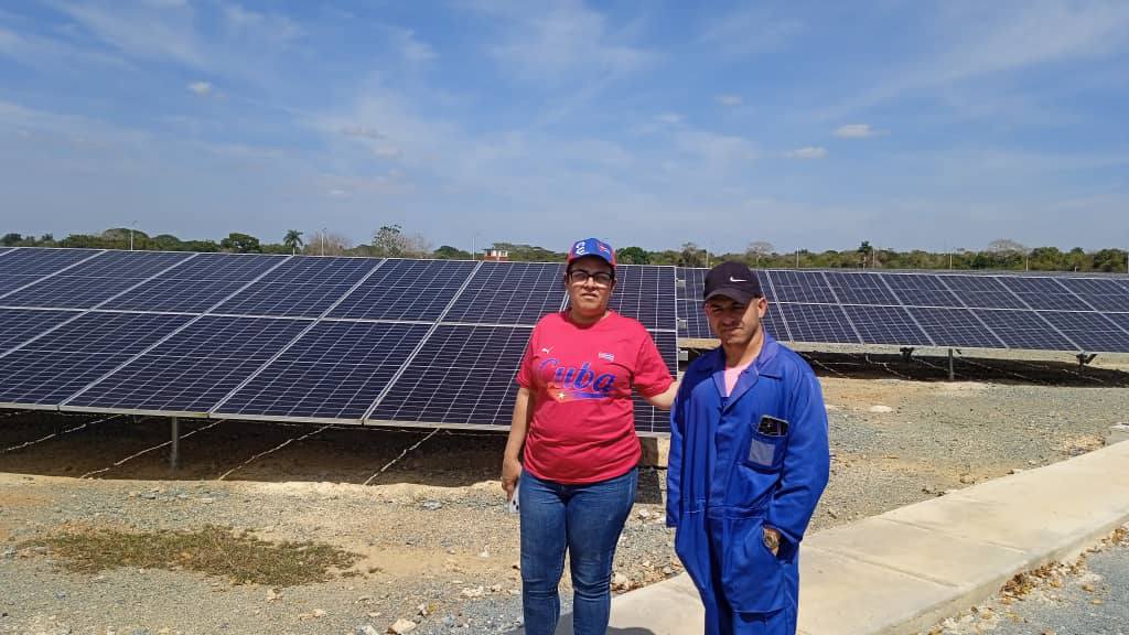 Chequea gobernadora villaclareña funcionamiento del parque solar fotovoltaico La Criolla