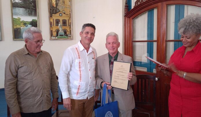 Confiere Universidad Central la distinción de Profesor Emérito al Dr. C. Ismael Santos