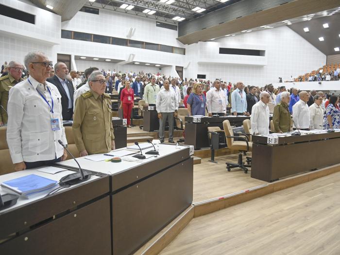 La primera jornada del V Periodo Ordinario de Sesiones de la Asamblea Nacional del Poder Popular en la X Legislatura contó con la participación del General de Ejército Raúl Castro Ruz, líder de la Revolución Cubana.