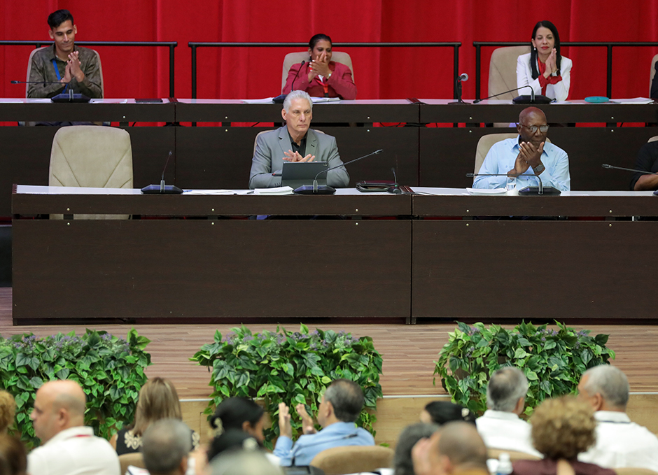 Asiste Díaz-Canel a tercera jornada del Parlamento cubano