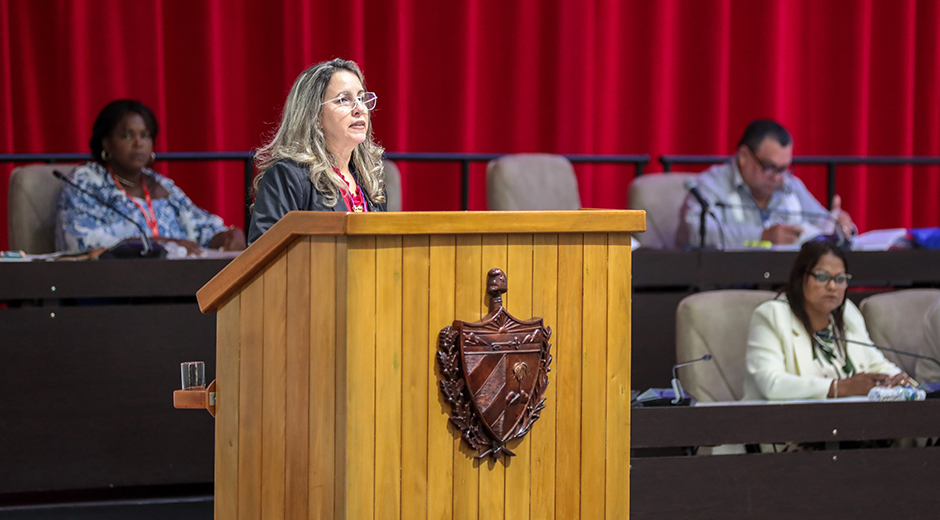 Naima Ariatne Trujillo Barreto, ministra de Educación, fue la encargada de presentar el documento, que transitó por un proceso de elaboración y consultas hasta llegar a su versión número 17. Foto: Abel Padón Padilla/ Cubadebate.