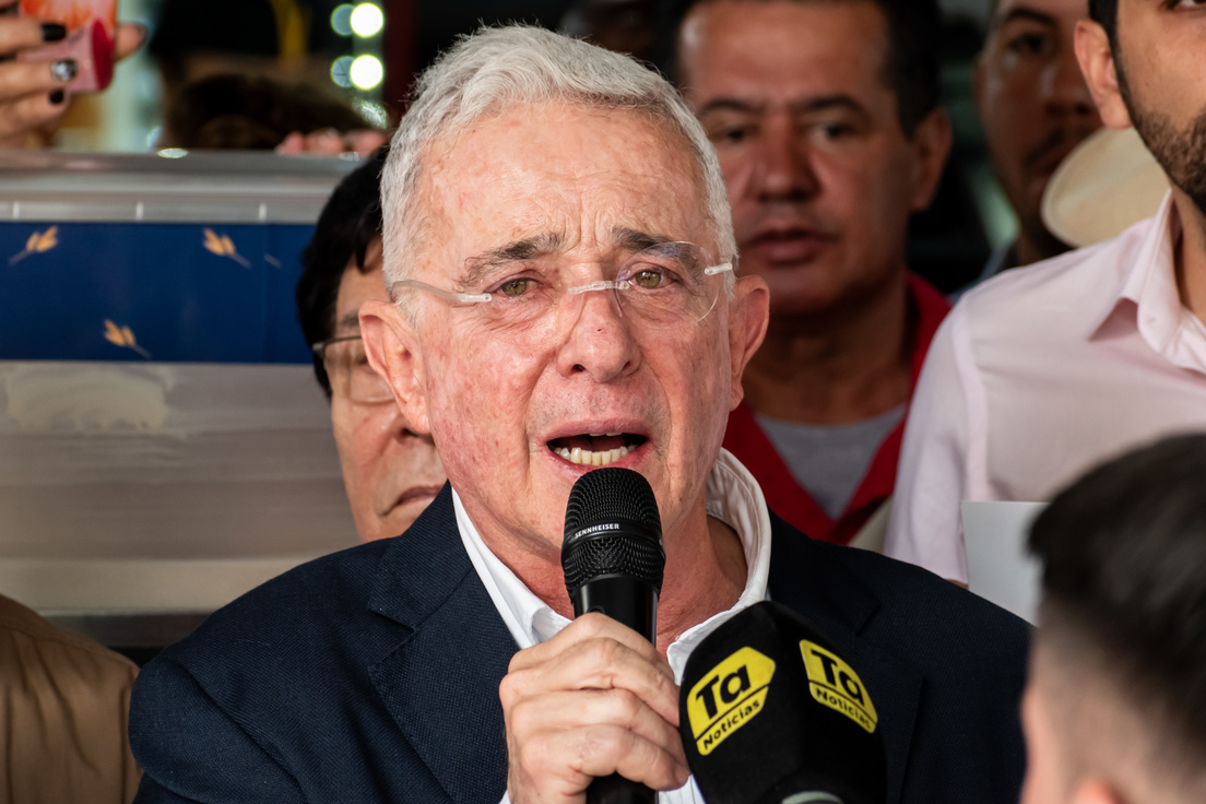 Colombia: Jueza acredita delito de Álvaro Uribe