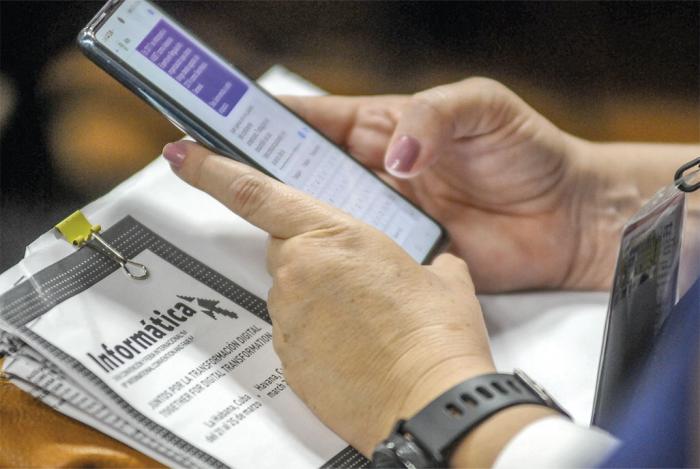 Con saldo limitado, ¿puede seguir adquiriendo planes de voz y de SMS?