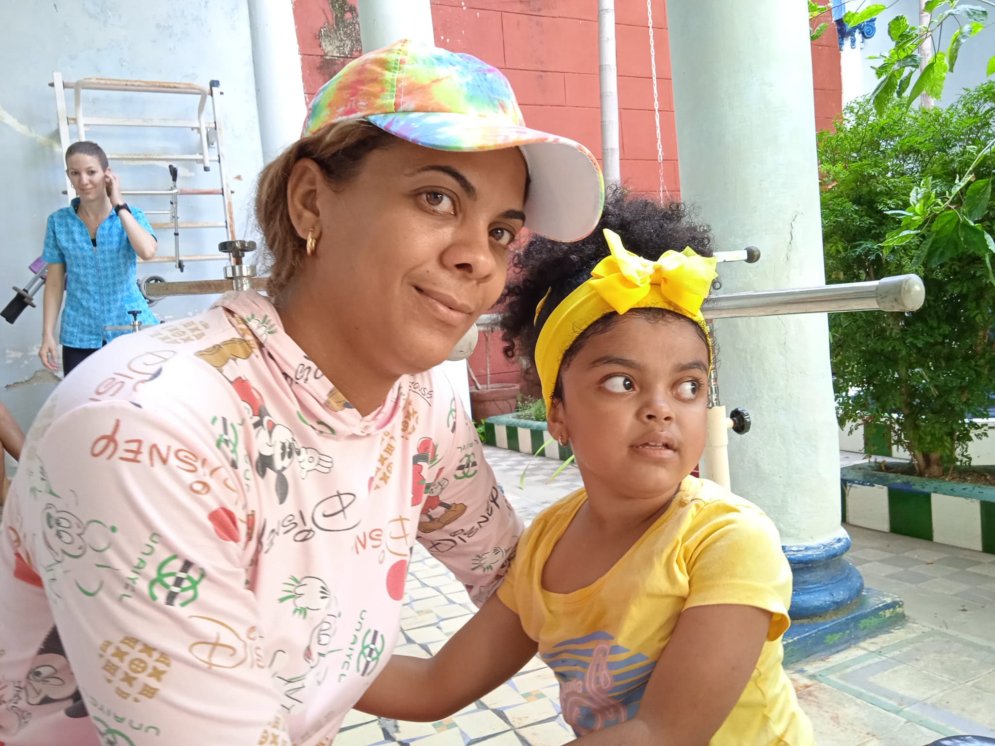 Danna, entre ángeles de batas blancas