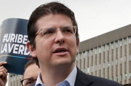 El senador Miguel Uribe, de 39 años, fue herido con un arma de fuego justo cuando hacía uso de la palabra en un evento celebrado en un parque de la localidad de Fontibón, al oeste de Bogotá