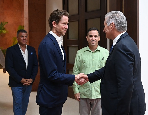 El presidente cubano intercambia con Alexis von Hoensbroech, director ejecutivo de la aerolínea canadiense WestJet. Foto: Presidencia Cuba.