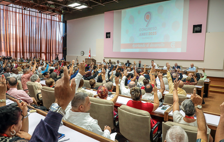 Díaz-Canel: Para lograr soluciones integrales a los temas económicos, es fundamental tener una visión social