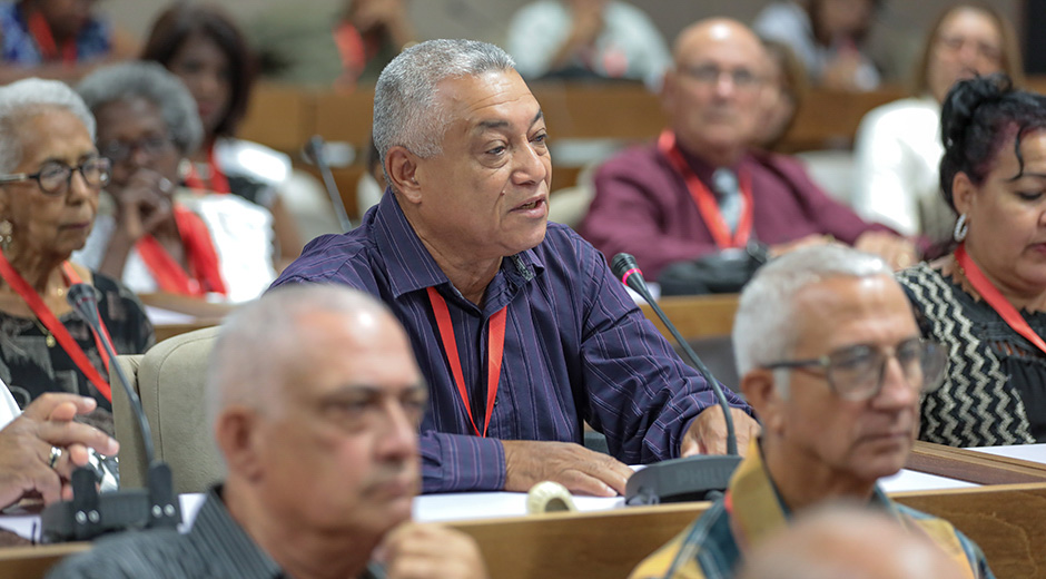 Díaz-Canel: Para lograr soluciones integrales a los temas económicos, es fundamental tener una visión social