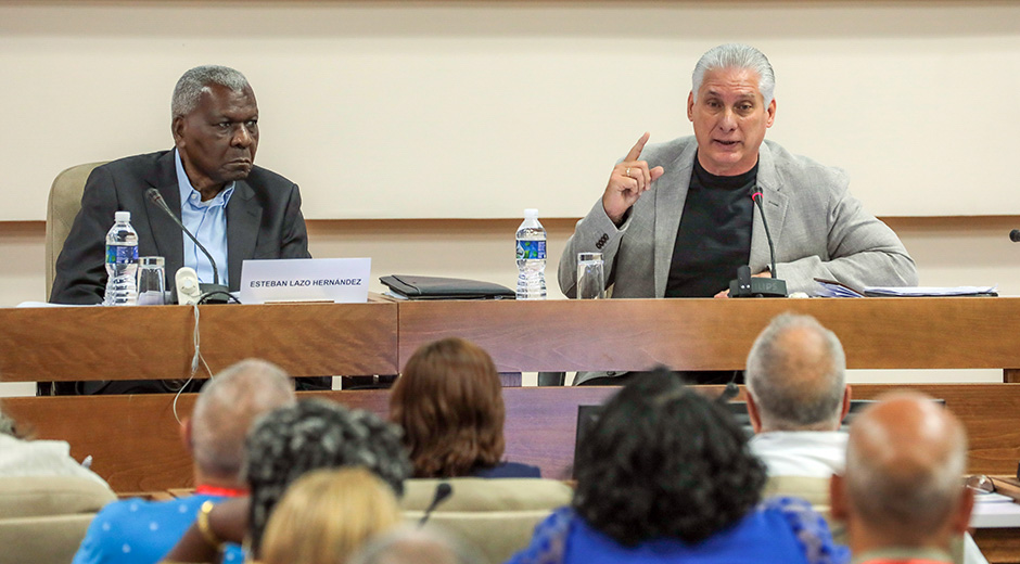 Díaz-Canel: Para lograr soluciones integrales a los temas económicos, es fundamental tener una visión social
