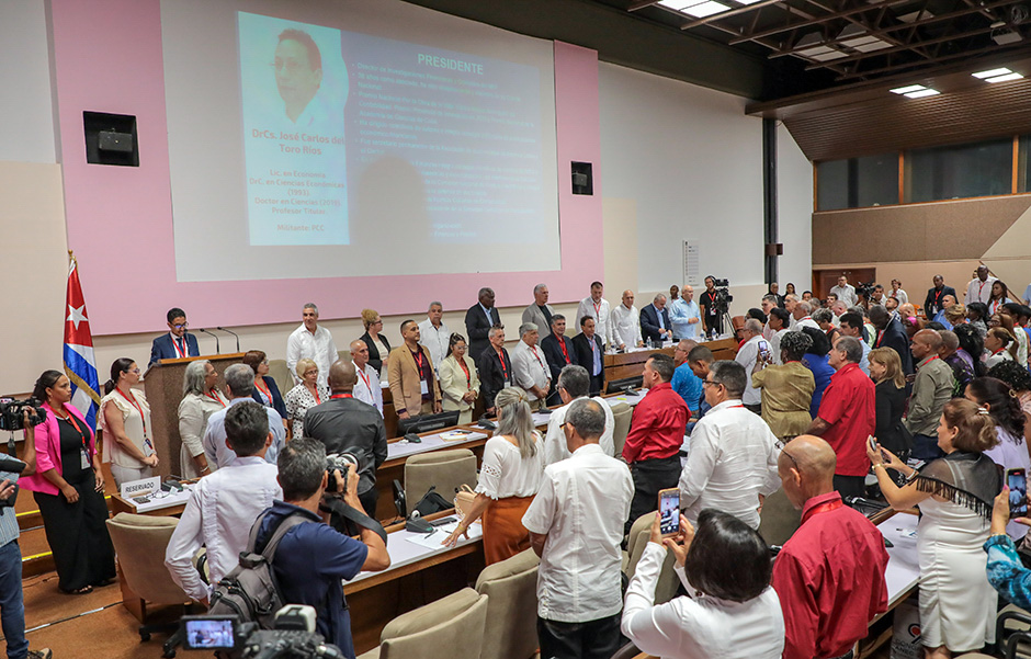 Díaz-Canel: Para lograr soluciones integrales a los temas económicos, es fundamental tener una visión social