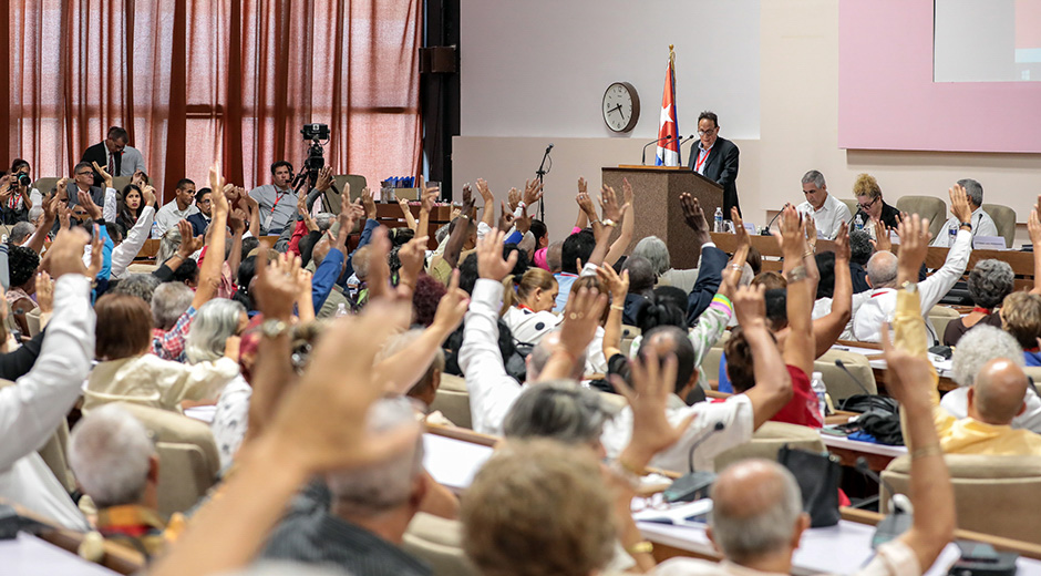 Díaz-Canel: Para lograr soluciones integrales a los temas económicos, es fundamental tener una visión social