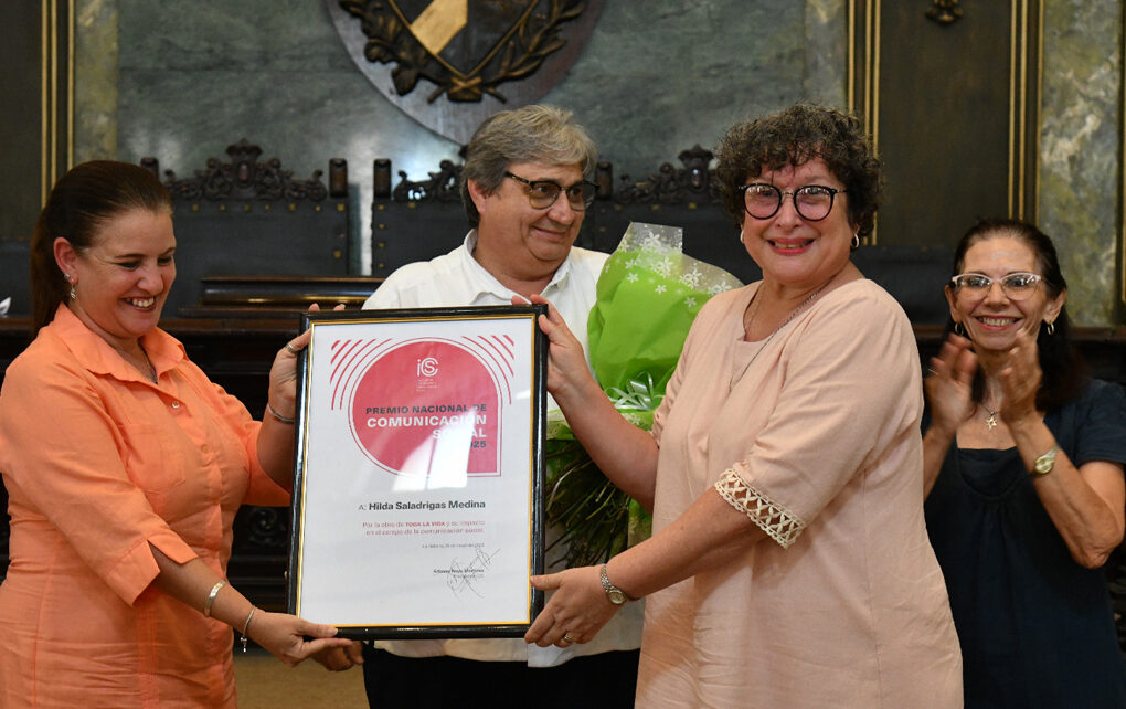 En manos de Hilda Saladrigas, el Premio Nacional de Comunicación Social