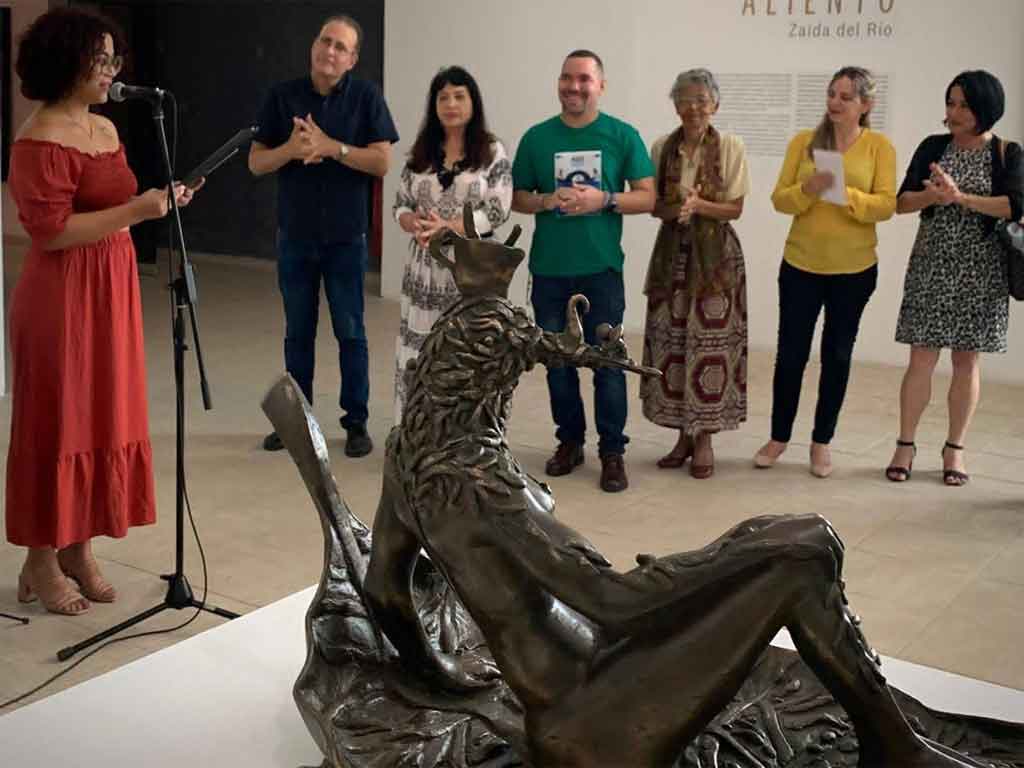 Artista cubana Zaida del Río recibe Premio Maestro de Juventudes