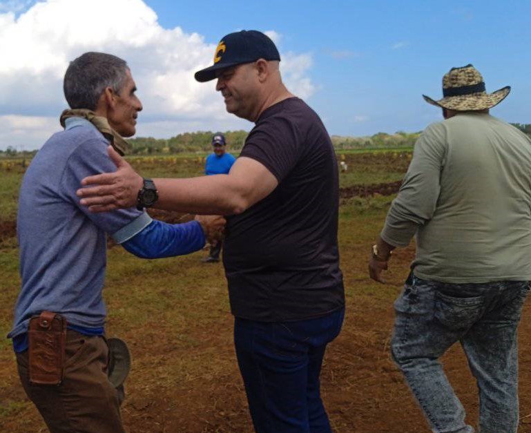 Primer secretario del Partido en Villa Clara recorre parque solar fotovoltaico y objetivos económicos de Remedios