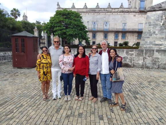 Actor Kevin Costner recorre el Museo Castillo de La Real Fuerza junto a experto en arqueología subacuática