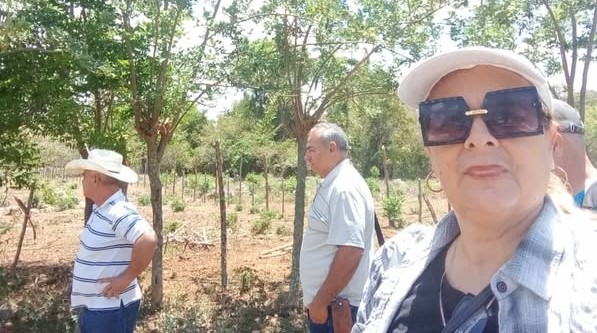 Una mujer bella e inteligente, firme y sistemática, exigente y sensible, Yoaenid Santana Mayo, fue seis años delegada de la Agricultura en Caibarién y tres en Remedios. Con esa valiosa experiencia asumió desde hace tres meses como jefa del departamento de genética y registro pecuario en la Delegación Provincial de la Agricultura. 