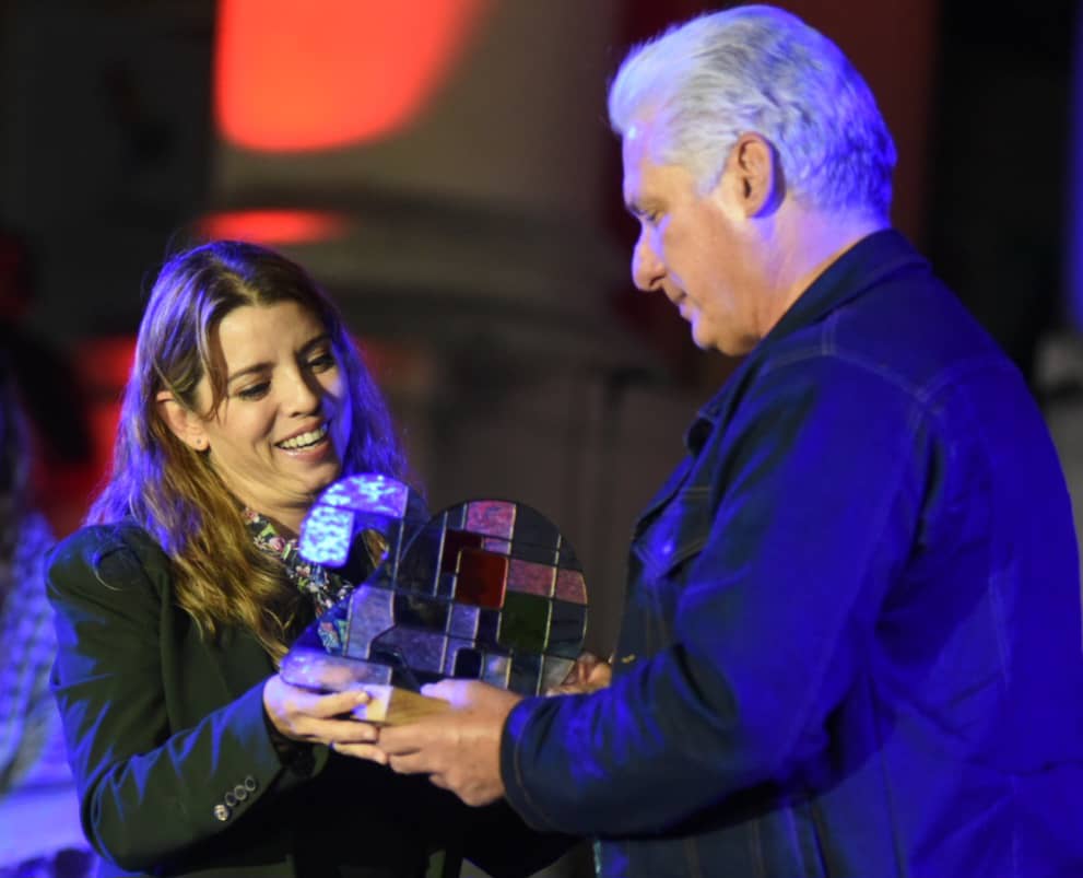 Otorgan a Raúl distinción Ciudadano Telesur