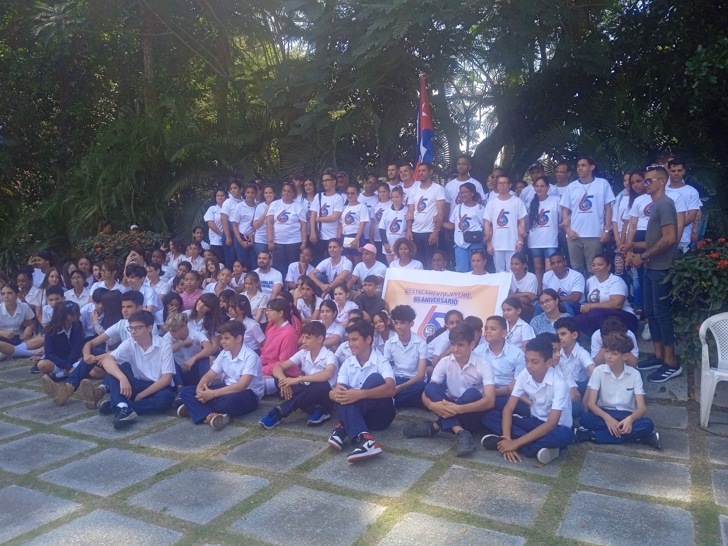 Abanderan los CDR el Destacamento Juvenil 65 Aniversario 