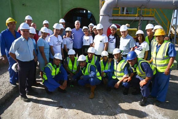 Recorrió Díaz-Canel centros de interés social y ecónomico en Caimanera