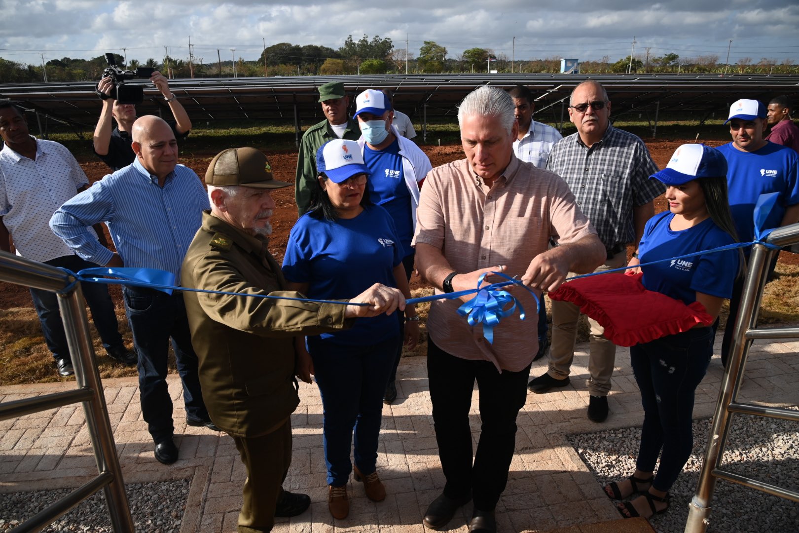 Con la presencia de Miguel Díaz-Canel Bermúdez, primer secretario del Comité Central del Partido Comunista de Cuba y presidente de la República, se inauguró oficialmente en la mañana de este viernes el parque solar fotovoltaico de Rojas, en el municipio villaclareño de Remedios.