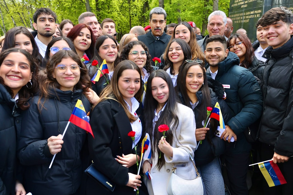 Presidentes de Cuba y Venezuela rinden tributo a Bolívar en Rusia 