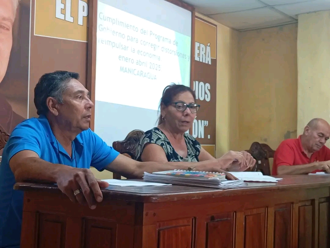 Continúa en la provincia visita de trabajo de Gobierno  En el segundo día de la visita de trabajo de gobierno a la provincia de Villa Clara, que se extenderá hasta el próximo 16 de mayo, las principales autoridades recorrerán áreas de interés económico y social de los municipios.  En Corralillo, el encuentro es dirigido por Víctor Calzadilla, funcionario del Departamento de Atención a la Prevención y el Enfrentamiento al Delito del Consejo de Ministros, con el objetivo de evaluar los resultados de la implementación de las proyecciones de gobierno para corregir distorsiones y reimpulsar la economía en este territorio.   Manicaragua en visita de trabajo del gobierno central.  La agenda incluye visitas a centros educacionales, empresas, establecimientos de comercio, instituciones de Salud Pública, unidades de prestación de servicios a la población, comunidades y otros espacios de interés económico y social. La funcionaria de la dirección de atención a los Órganos locales de la Asamblea Municipal del Poder Popular, Maribel Martínez Turro, preside la visita de trabajo del gobierno central.  En el recorrido llegó hasta el círculo infantil “Pequeñines del Escambray”, institución que alberga a un total de 189 niños y cuenta con 50  trabajadores, de ellos 42 activos. «Estos centros deben buscar el apadrinamiento con formas estatales y Mipymes para mejorar su servicio y suplir el déficit de recursos que pueden presentar» acotó en su visita Maribel Martínez Turro. La visita de trabajo del gobierno central se centra, entre otros objetivos, en la implementación de Proyectos de Desarrollo Local como "La Valencia", un proyecto dedicado principalmente a la producción de vinos con materia prima cultivada en el territorio. El periplo se dirigió también hacia la Galería De Art Hurón Azul y el Museo Municipal, dos instituciones insignes dentro del patrimonio cultural en Manicaragua. En ambos espacios, la funcionaria del gobierno central, Maribel Martínez Turro se interesó por las principales dificultades que enfrentan los profesionales del sector para la creación artística e intelectual.