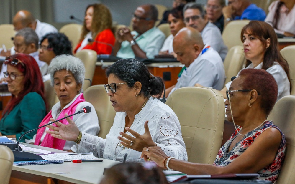 Saber escuchar y sensibilidad, palabras claves en la atención a la población