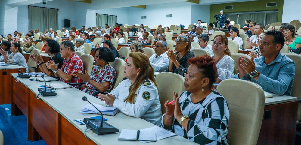 Saber escuchar y sensibilidad, palabras claves en la atención a la población