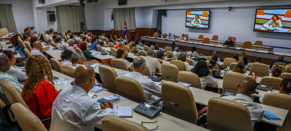 Saber escuchar y sensibilidad, palabras claves en la atención a la población
