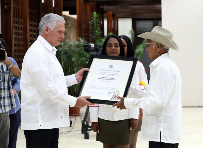  Díaz-Canel encabezó el acto nacional de imposición de condecoraciones estatales, previo al inicio del XIII Congreso de la organización y al Día del Campesinado Cubano. Foto: Dunia Álvarez Palacios 
