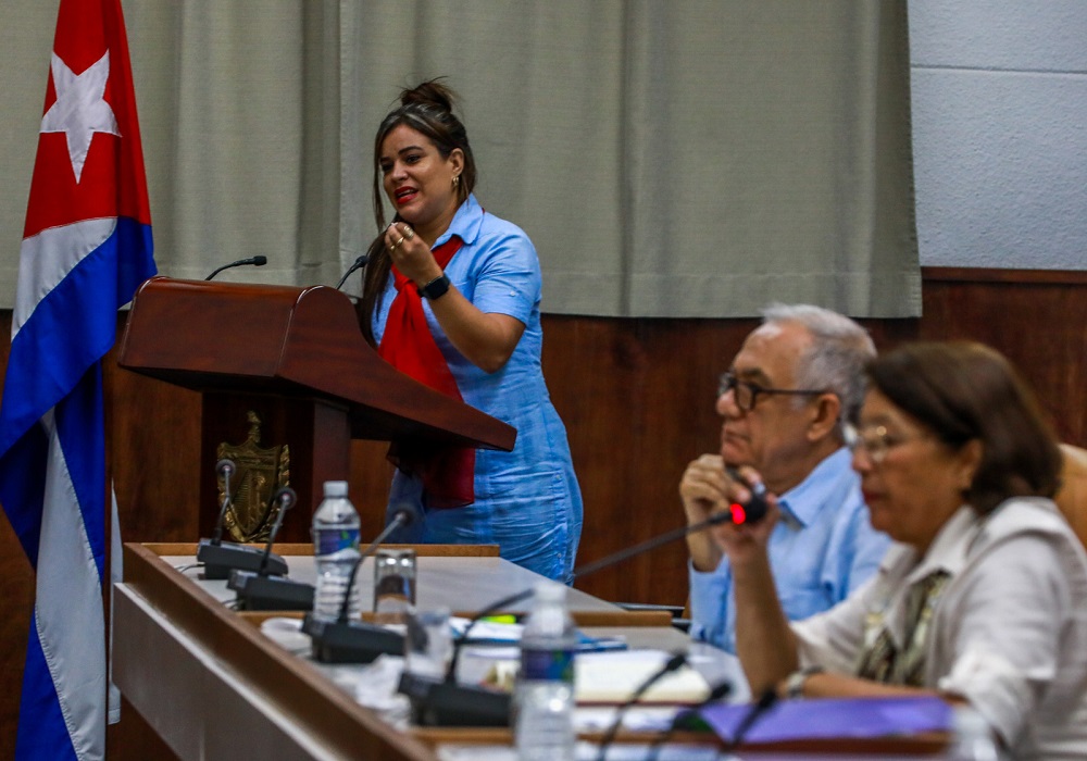 Saber escuchar y sensibilidad, palabras claves en la atención a la población