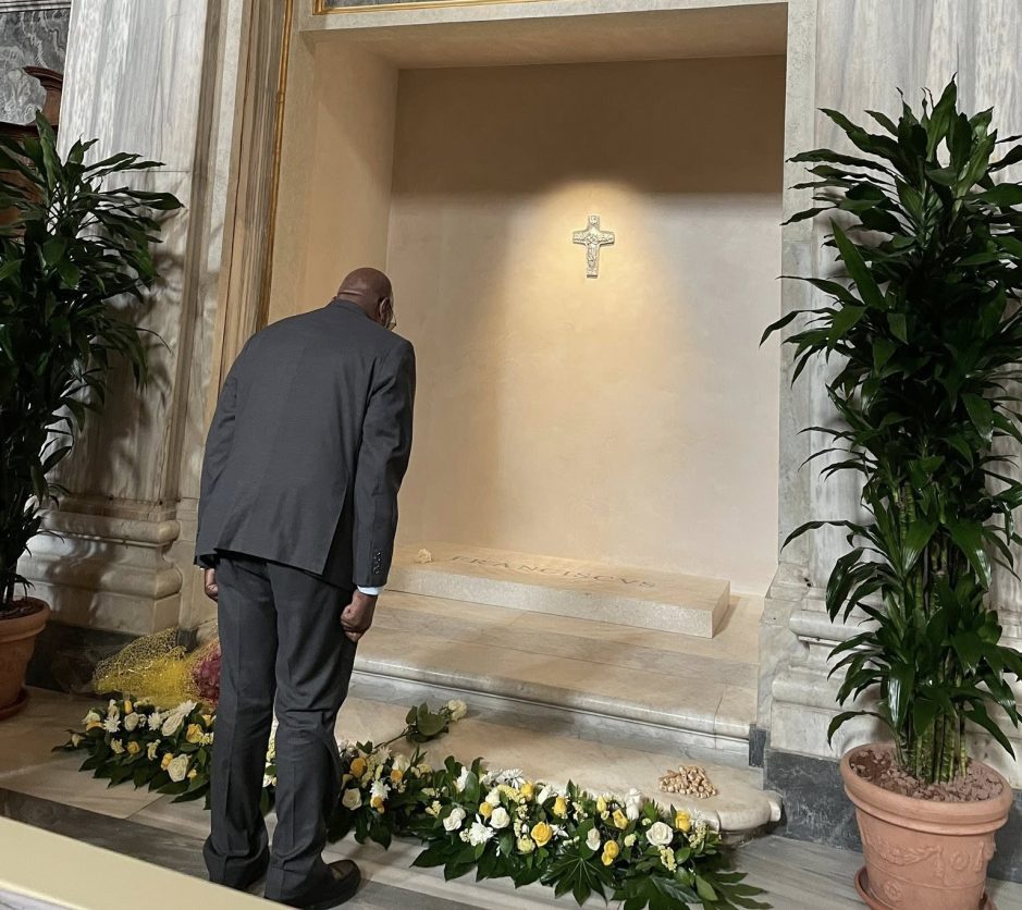 Delegación cubana encabezada por Valdés Mesa rinde homenaje al papa Francisco