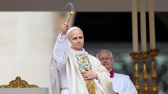 Con un mensaje contra el odio y la pobreza, León XIV inició oficialmente este domingo su papado