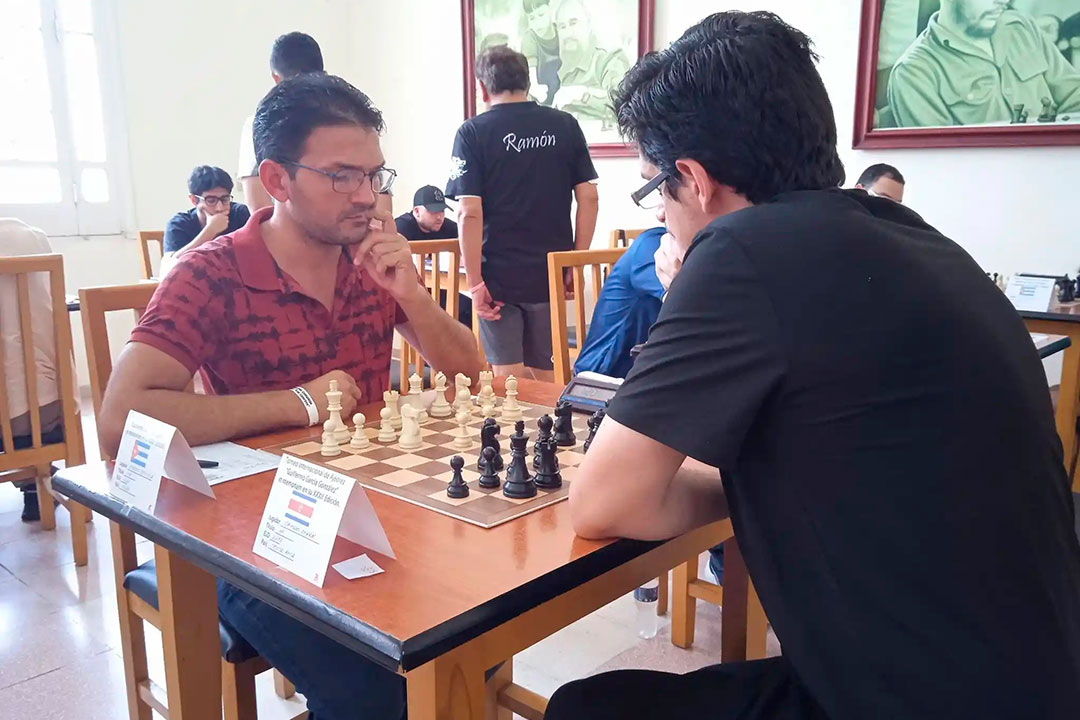 Los Grandes Maestros Renier Vázquez, de Holguín, y Ermes Espinosa, de Villa Clara, se proclamaron campeones de los Grupos Principales, de la XXXII edición del Torneo Internacional de Ajedrez Guillermito García, que concluyó este jueves en Santa Clara.