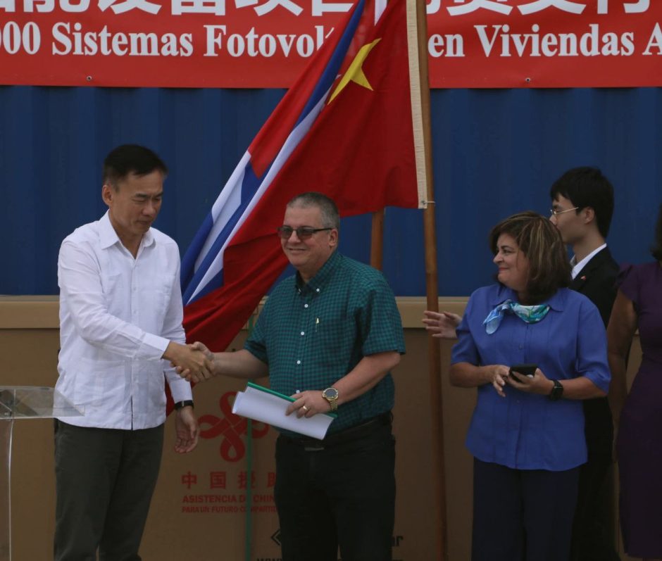 China dona a Cuba 5 000 sistemas fotovoltaicos para electrificar viviendas rurales aisladas