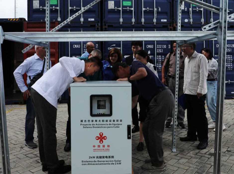 China dona a Cuba 5 000 sistemas fotovoltaicos para electrificar viviendas rurales aisladas