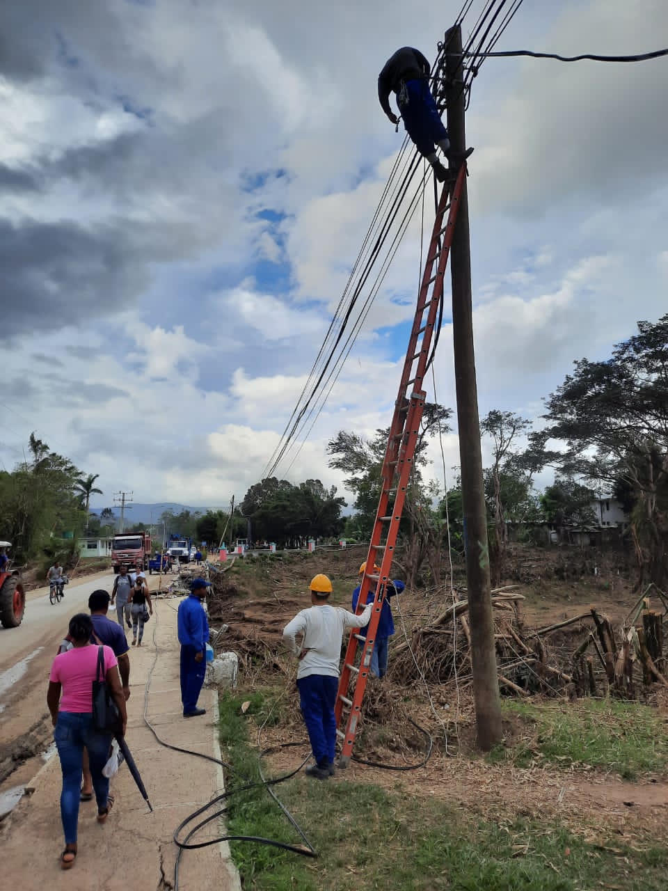 Linieros de empresa villaclareña de telecomunicaciones escriben páginas de solidaridad en Oriente 