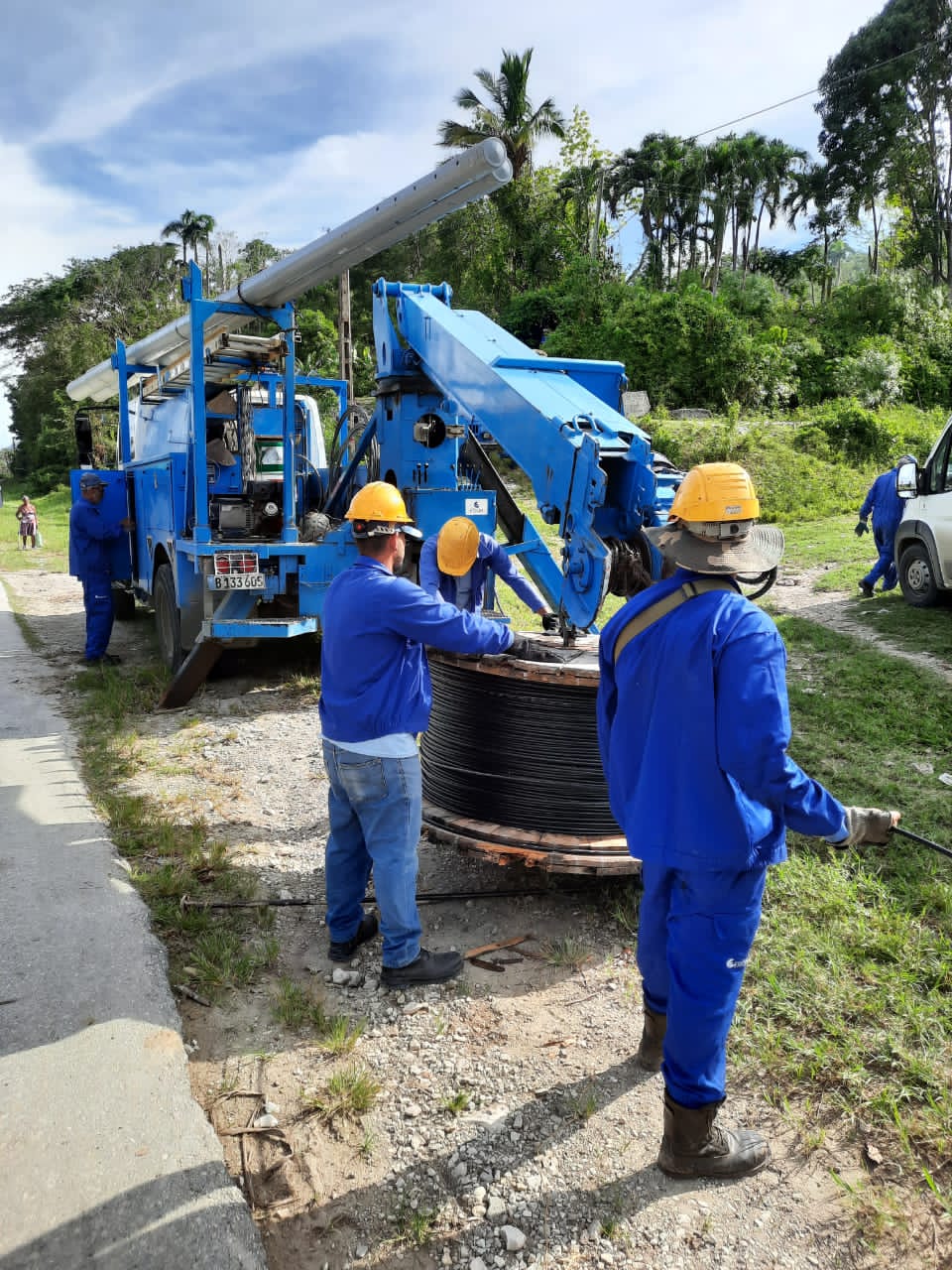 Linieros de empresa villaclareña de telecomunicaciones escriben páginas de solidaridad en Oriente