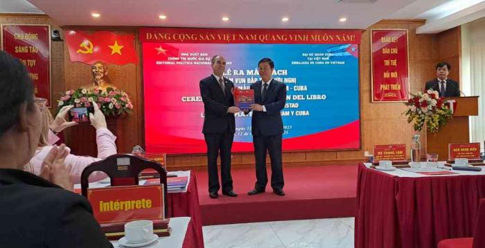 Presentan en Hanoi libro sobre 65 años de leal amistad Vietnam-Cuba