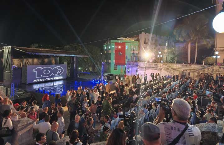 Jóvenes honran a Fidel Castro en Universidad de La Habana