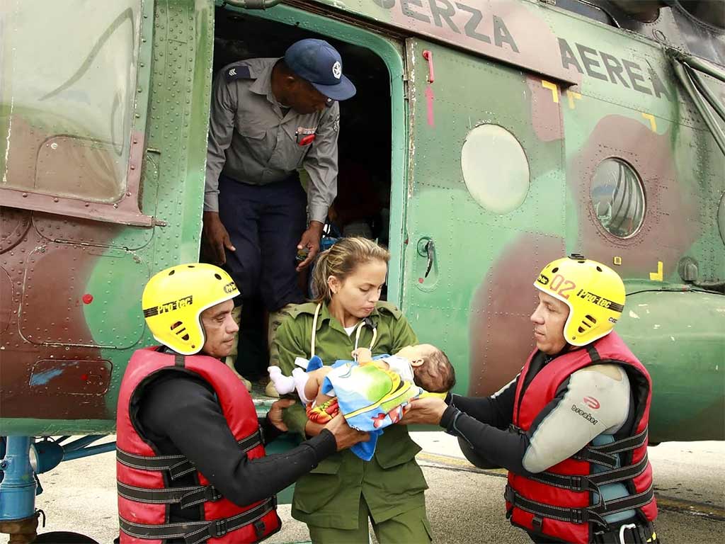 Presidente cubano reconoce heroísmo de rescatistas en zonas afectadas