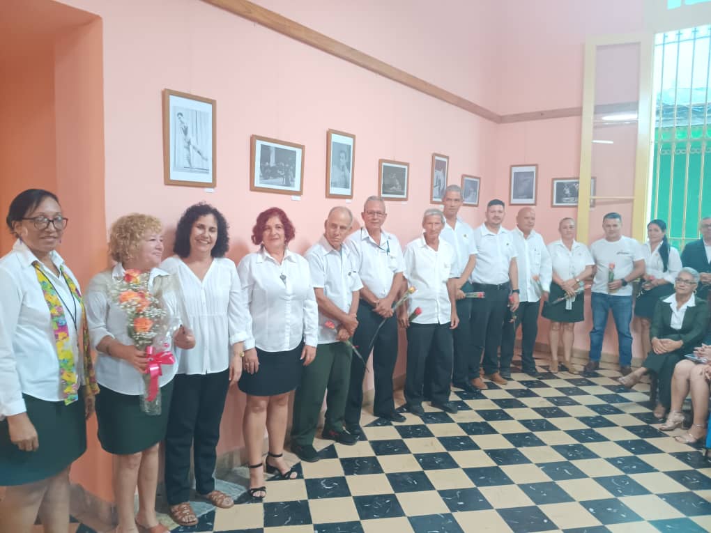 Reconocen a bancarios destacados de Villa Clara en su día