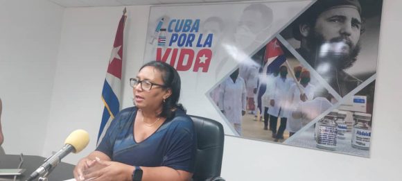La viceministra de Salud Pública, Dra. Carilda Peña García, informó sobre la situación epidemiológica que enfrenta el país ante la circulación simultánea de varios virus transmitidos por vectores. Foto: Cubadebate.