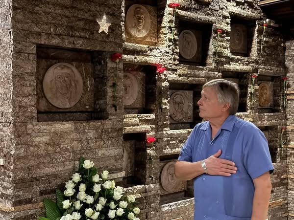 Rinde homenaje al Che Guevara embajador de Rusia en Cuba