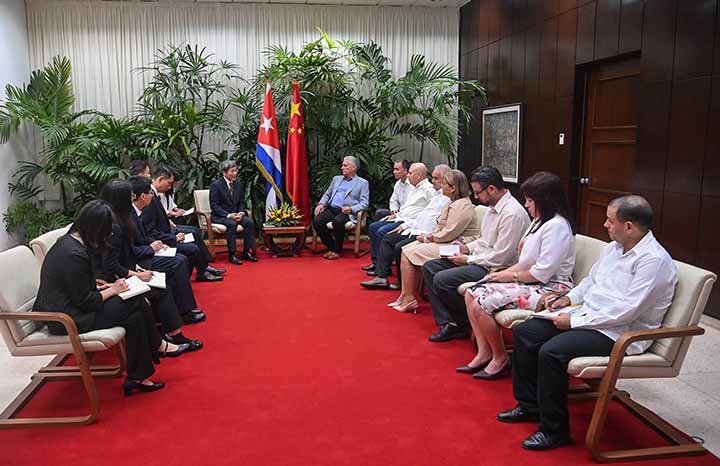 Recibe Díaz-Canel a director del Museo de Historia del PCCH 