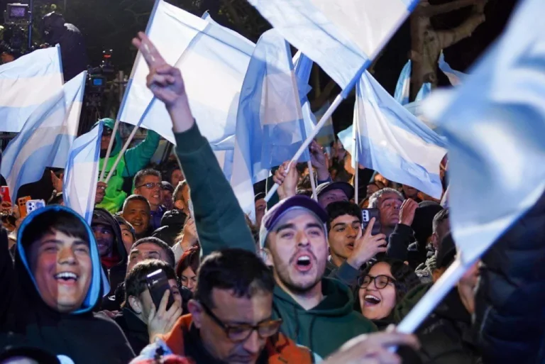 Triunfo del peronismo y revés para Milei en legislativas de Buenos Aires